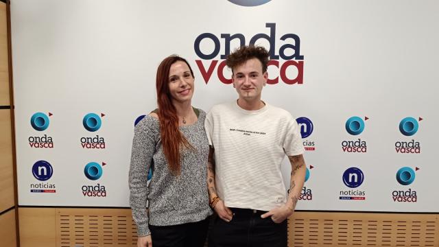 Iker Balma y Jessica en los estudios de Onda Vasca