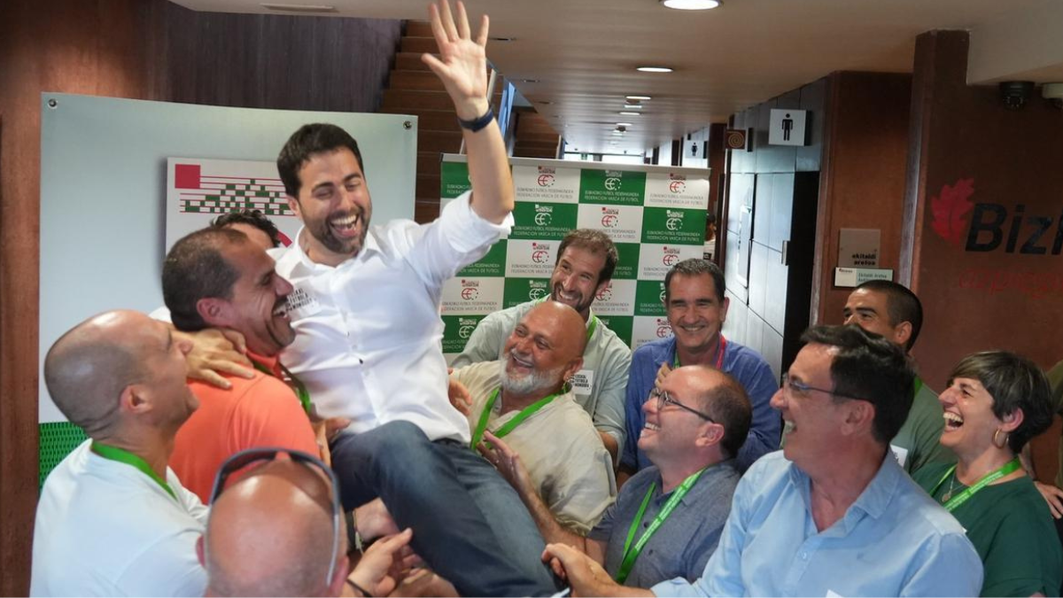Iker Goñi celebrando su triunfo en las elecciones a presidente de la Federación Vasca de Fútbol. Foto: JOSE MARI MARTÍNEZ BUBU