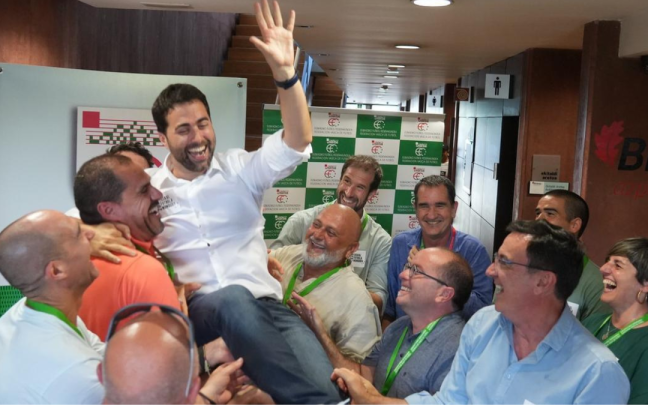 Iker Goñi celebrando su triunfo en las elecciones a presidente de la Federación Vasca de Fútbol. Foto: JOSE MARI MARTÍNEZ BUBU Iker Goñi celebrando su triunfo en las elecciones a presidente de la Federación Vasca de Fútbol. Foto: JOSE MARI MARTÍNEZ BUBU