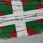 Ikurriña tras alambre de espino, símbolo de represión jeltzale