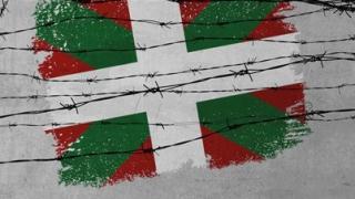 Ikurriña tras alambre de espino, símbolo de represión jeltzale
