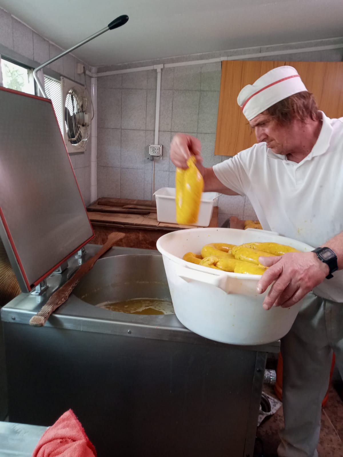 Cociendo relleno en la carnicería Olóriz. Cociendo relleno en la carnicería Olóriz. Foto: cedida
