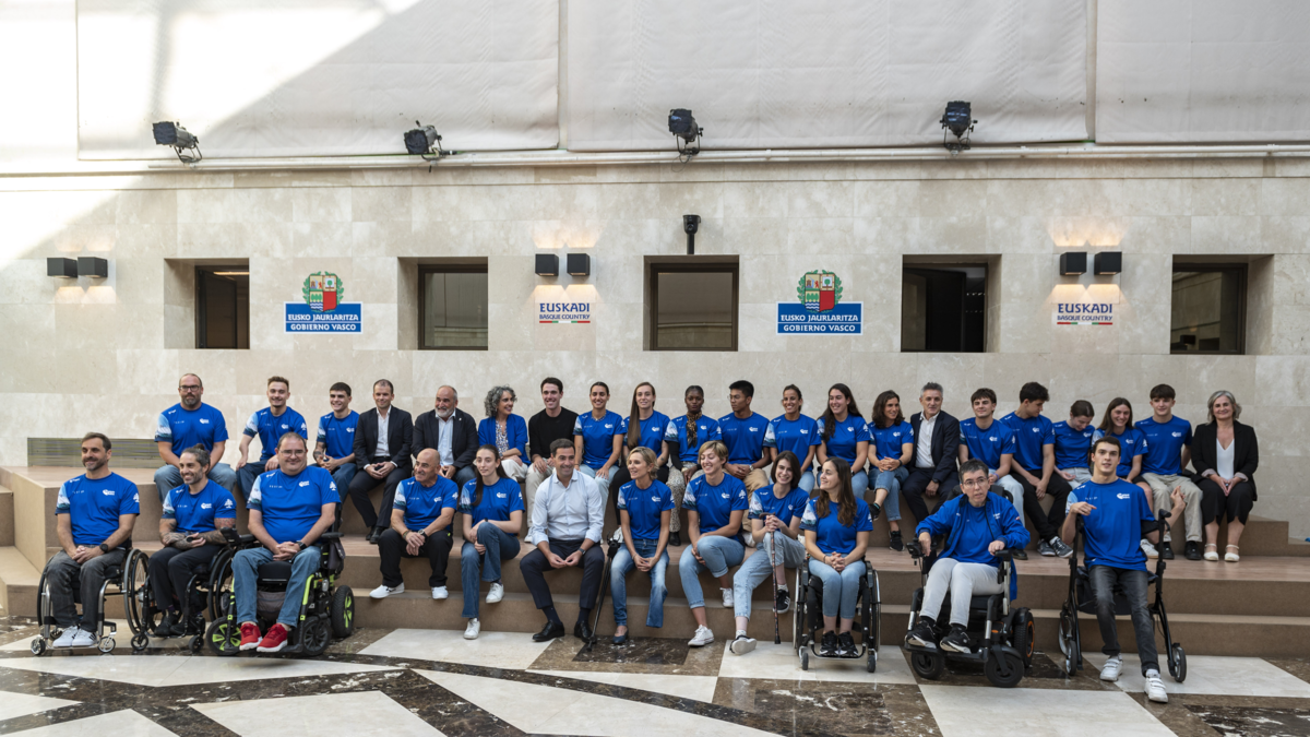 El lehendakari Imanol Pradales ha recibido a los deportistas olímpicos vascos | Foto: Basque Team