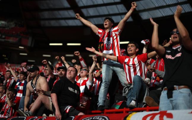 El ejemplar comportamiento de la afición zurigorri no se vio correspondido por las buenas maneras de un sector de la gente de Manchester. / ATHLETIC CLUB El ejemplar comportamiento de la afición zurigorri no se vio correspondido por las buenas maneras de un sector de la gente de Manchester. / ATHLETIC CLUB