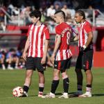 Gerenabarrena junto a dos compañeros en la reciente visita de Unionistas de Salamanca a Lezama. / ATHLETIC CLUB