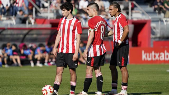 Gerenabarrena junto a dos compañeros en la reciente visita de Unionistas de Salamanca a Lezama. / ATHLETIC CLUB Gerenabarrena junto a dos compañeros en la reciente visita de Unionistas de Salamanca a Lezama. / ATHLETIC CLUB