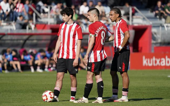 Gerenabarrena junto a dos compañeros en la reciente visita de Unionistas de Salamanca a Lezama. / ATHLETIC CLUB Gerenabarrena junto a dos compañeros en la reciente visita de Unionistas de Salamanca a Lezama. / ATHLETIC CLUB