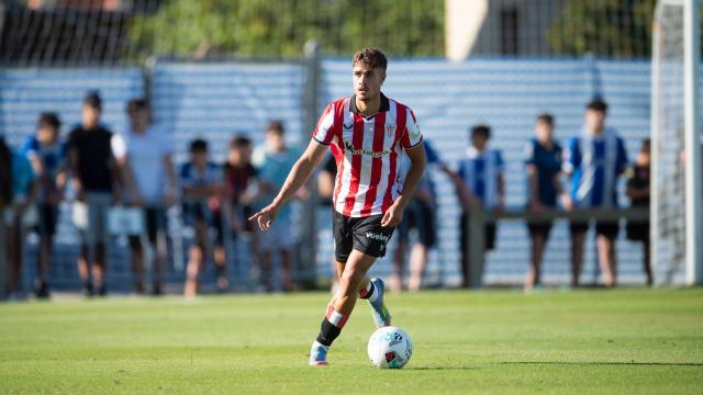 Hugo Rincón conduce un balón durante el partido ante el Alavés / Athletic Club