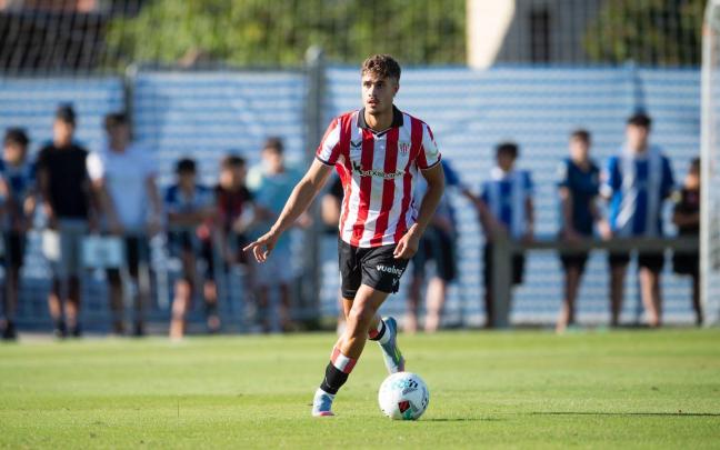 Hugo Rincón conduce un balón durante el partido ante el Alavés / Athletic Club