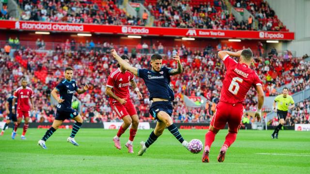 Sancet controla un balón en Anfield ante el Liverpool / Athletic Club