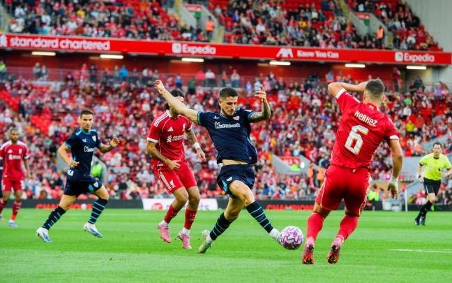 Sancet controla un balón en Anfield ante el Liverpool / Athletic Club