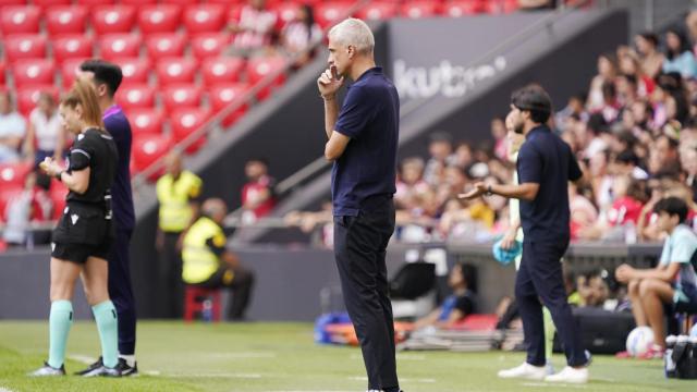 Javi Lerga frente a su banquillo en San Mamés durante la visita del FC Barcelona. / ATHLETIC CLUB