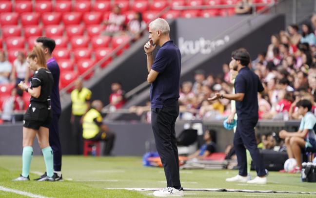 Javi Lerga frente a su banquillo en San Mamés durante la visita del FC Barcelona. / ATHLETIC CLUB