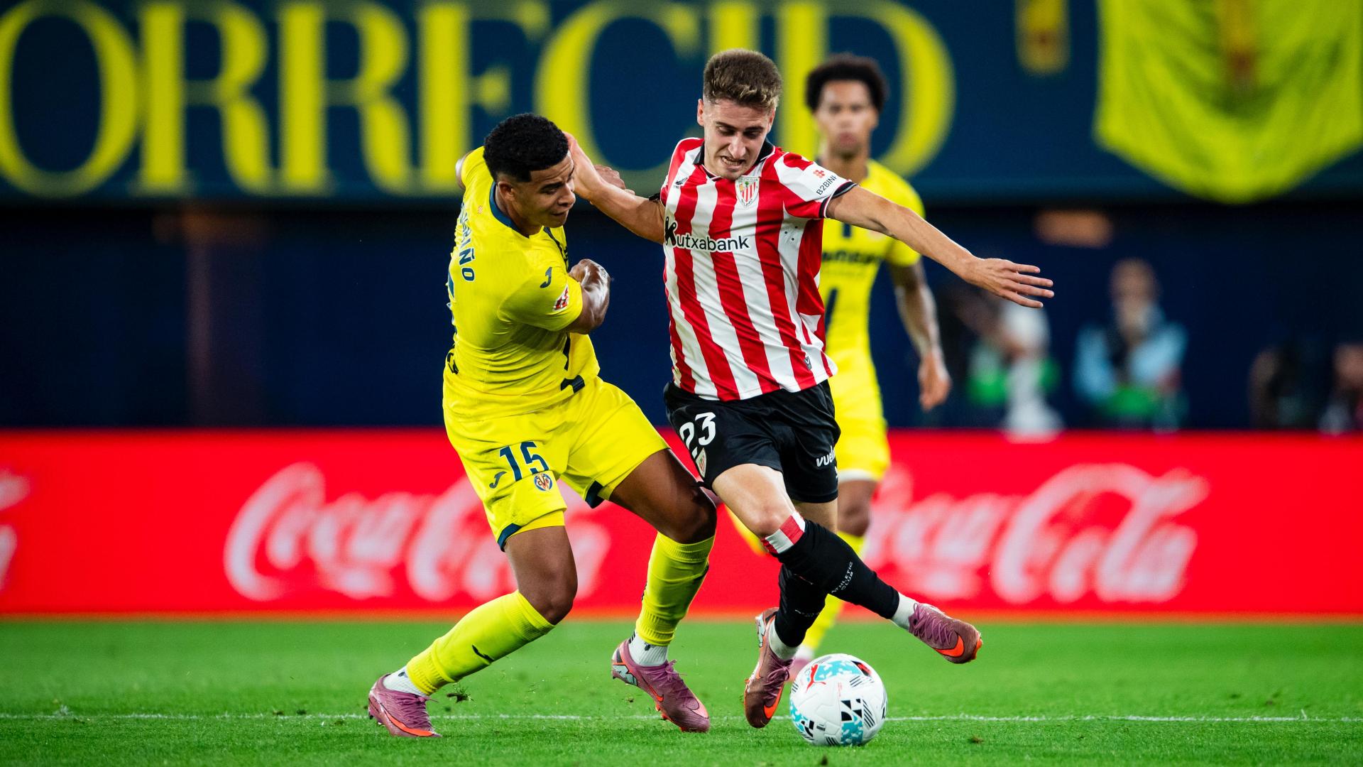 Robert Navarro pugan por el balón en el 1-0 de la primera vuelta jugado en La Cerámica. / ATHLETIC CLUB