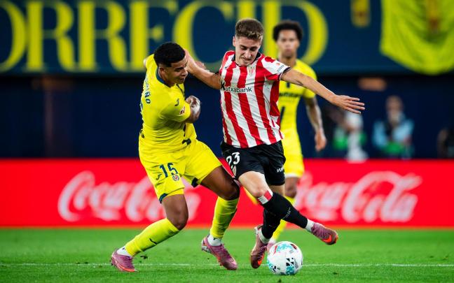 Robert Navarro pugan por el balón en el 1-0 de la primera vuelta jugado en La Cerámica. / ATHLETIC CLUB
