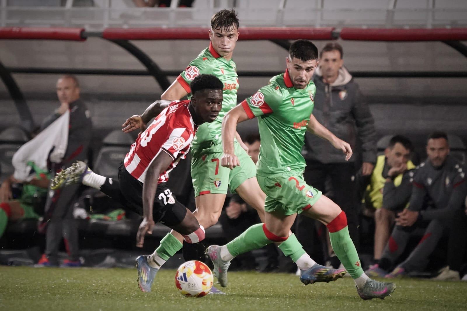 Elijah Gift pelea por un balón en Lezama ante Osasuna Promesas. / ATHLETIC CLUB