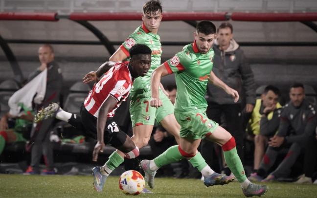 Elijah Gift pelea por un balón en Lezama ante Osasuna Promesas. / ATHLETIC CLUB