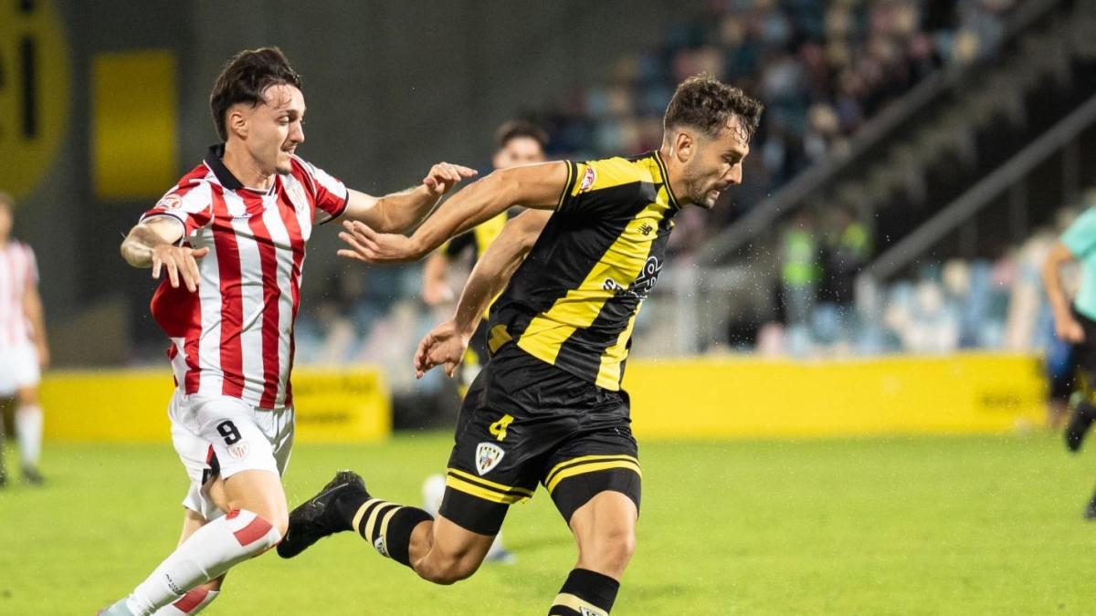 Ibai Sanz y Dufur peleando un balón / Athletic Club