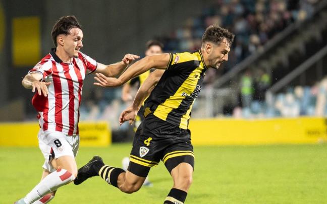 Ibai Sanz y Dufur peleando un balón / Athletic Club