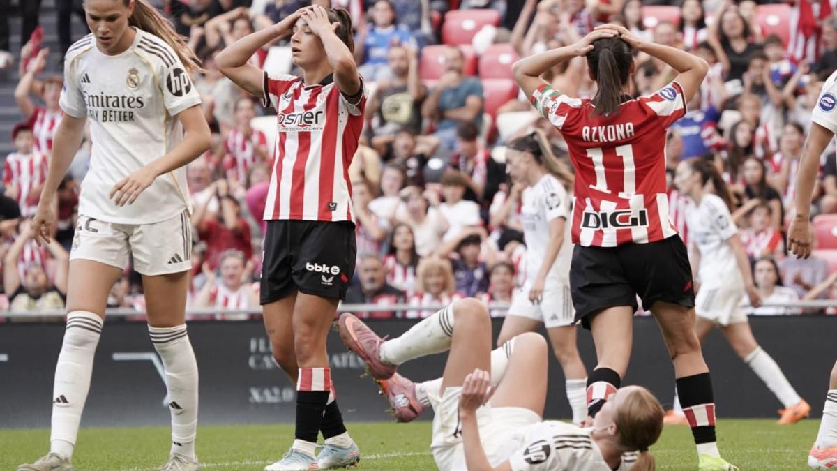 Las jugadoras del Athletic lamentan una ocasión fallada / Athletic Club