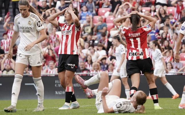 Las jugadoras del Athletic lamentan una ocasión fallada / Athletic Club