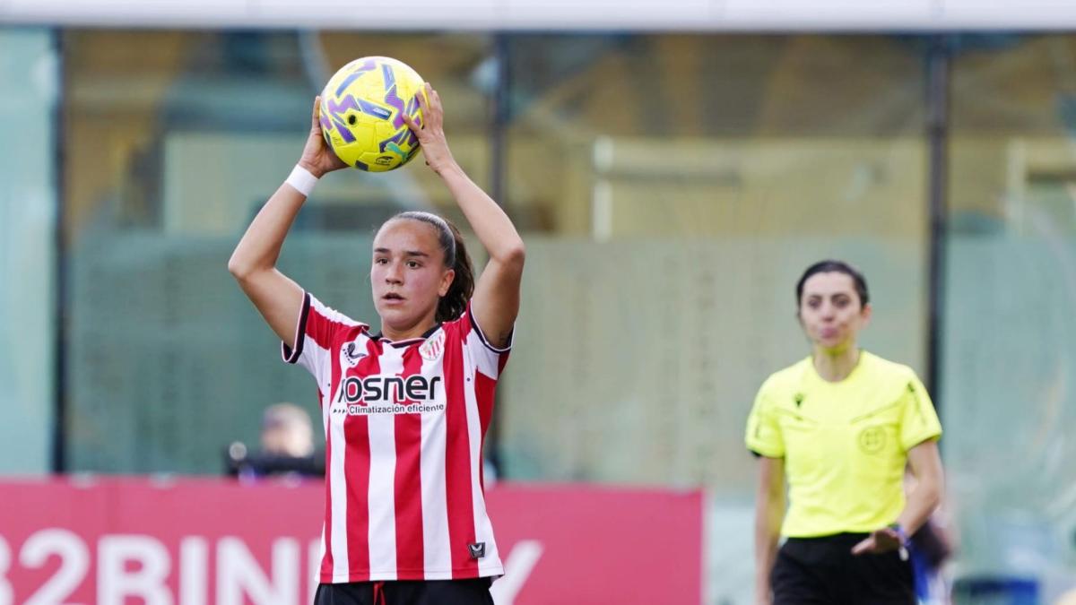 Nerea Nevado realiza un saque de banda / Athletic Club