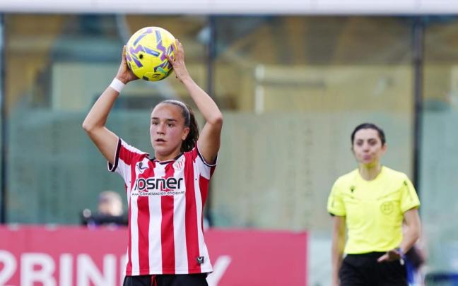 Nerea Nevado realiza un saque de banda / Athletic Club