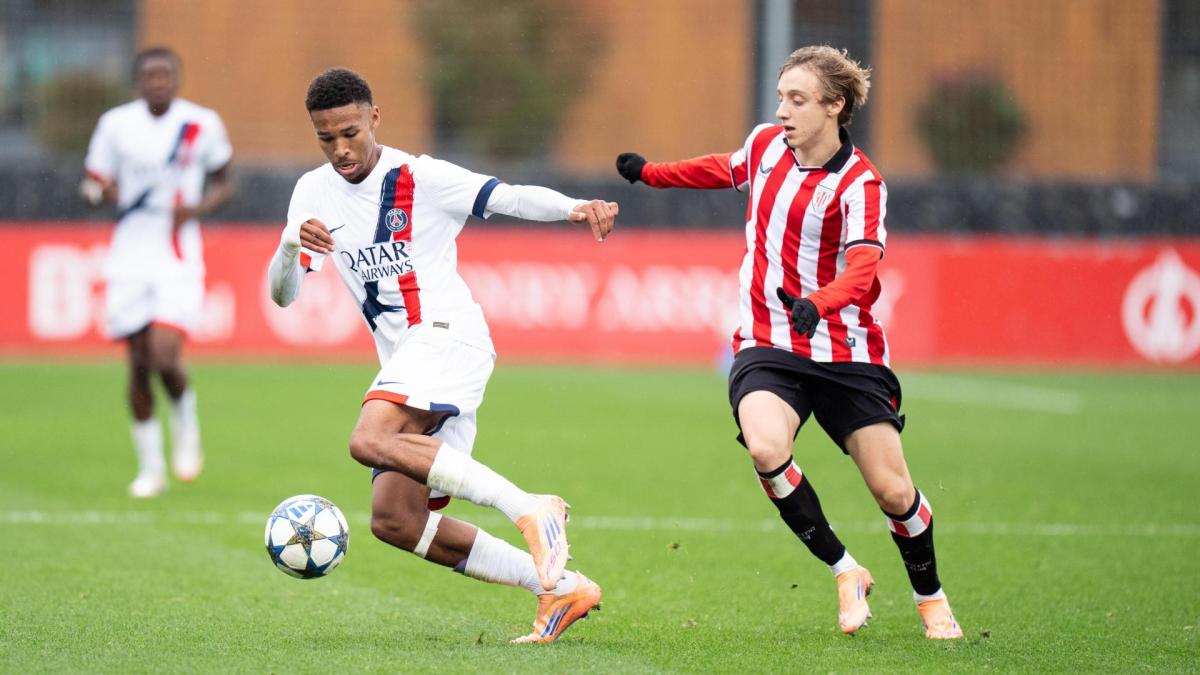 Adrián Perez pelea por un balón con un jugador del PSG este miércoles en Lezama. / ATHLETIC CLUB