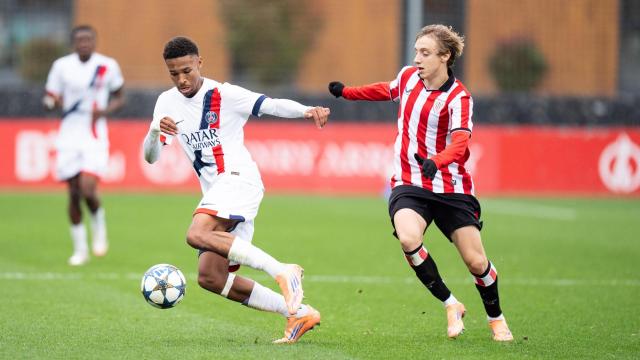 Adrián Perez pelea por un balón con un jugador del PSG este miércoles en Lezama. / ATHLETIC CLUB