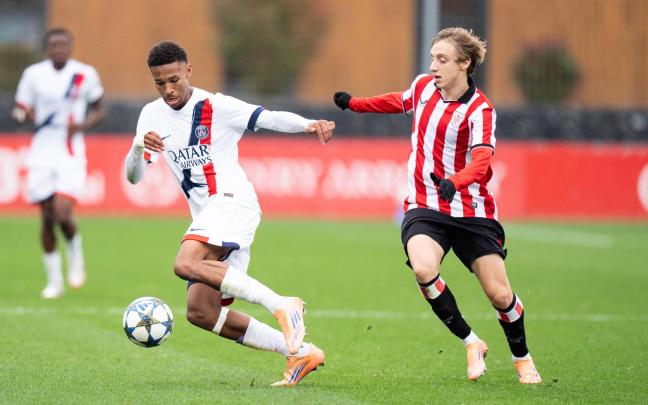 Adrián Perez pelea por un balón con un jugador del PSG este miércoles en Lezama. / ATHLETIC CLUB