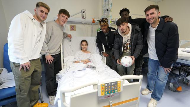 Navarro, Jauregizar, Nico Williams, Adama, Serrano y Areso posan junto a una de las menores hospitalizadas. / ATHLETIC CLUB