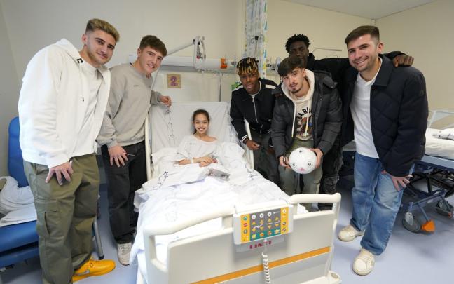 Navarro, Jauregizar, Nico Williams, Adama, Serrano y Areso posan junto a una de las menores hospitalizadas. / ATHLETIC CLUB