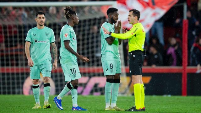 Los hermanos Williams acuden a conversar con Guzmán este pasado sábado en Mallorca. / ATHLETIC CLUB