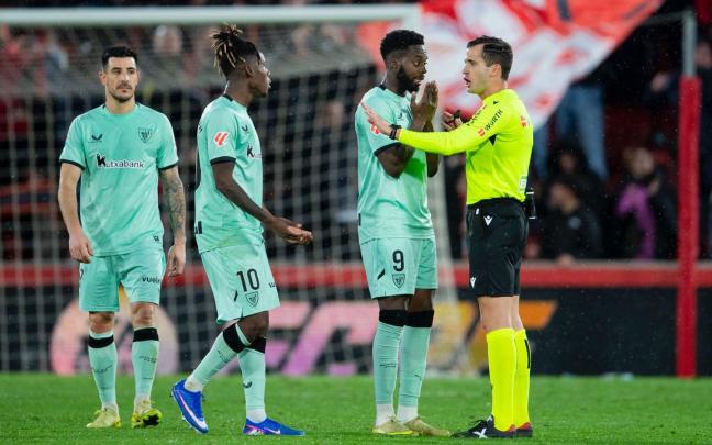 Los hermanos Williams acuden a conversar con Guzmán este pasado sábado en Mallorca. / ATHLETIC CLUB