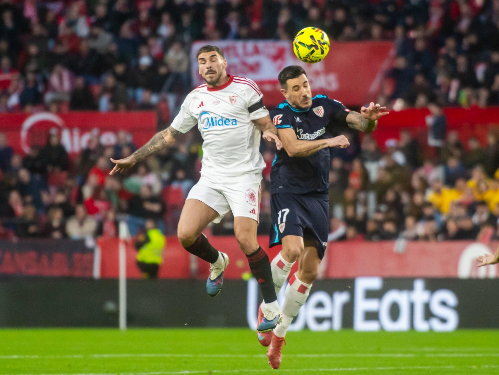 Yuri Berchiche forcejea con Isaac Romero por el balón el sábado en Sevilla. / ATHLETIC CLUB