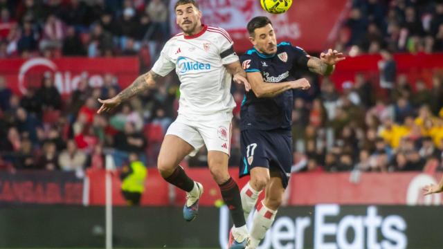 Yuri Berchiche forcejea con Isaac Romero por el balón el sábado en Sevilla. / ATHLETIC CLUB