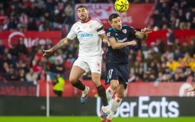 Yuri Berchiche forcejea con Isaac Romero por el balón el sábado en Sevilla. / ATHLETIC CLUB