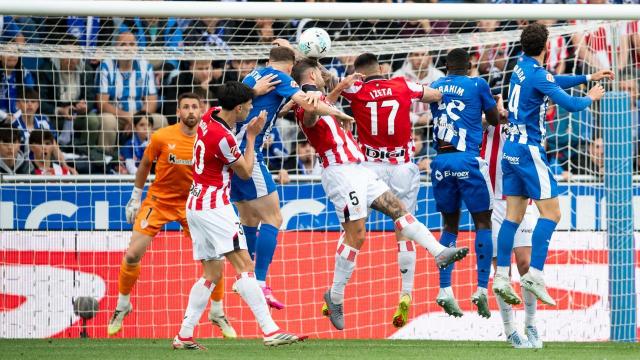 Yeray despeja un córner ante el Alavés / Athletic Club