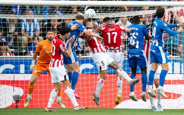 Yeray despeja un córner ante el Alavés / Athletic Club