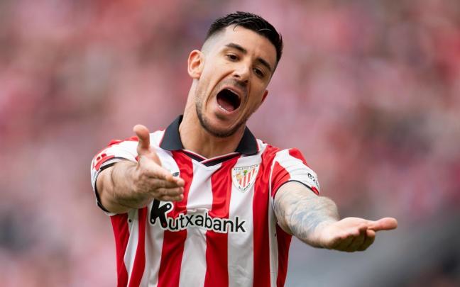 Yuri Berchiche se lamenta durante el partido ante el Valencia / Athletic Club