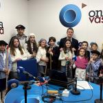 Alumnos del colegio Calasanz de Santurtzi cantan Santa Águeda en Onda Vasca