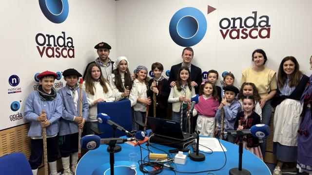 Alumnos del colegio Calasanz de Santurtzi cantan Santa Águeda en Onda Vasca
