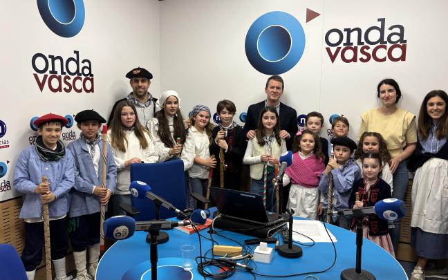Alumnos del colegio Calasanz de Santurtzi cantan Santa Águeda en Onda Vasca