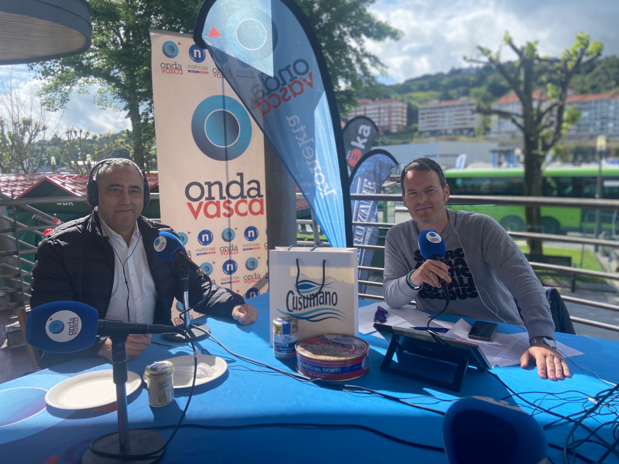 Patxi Villegas y Txema Gutiérrez en el set de ONDA VASCA desplazado a la Arrain Azoka de Bermeo en 2024