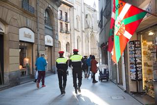 Agentes paseando por una de las calles del Casco Viejo de Bilbao
