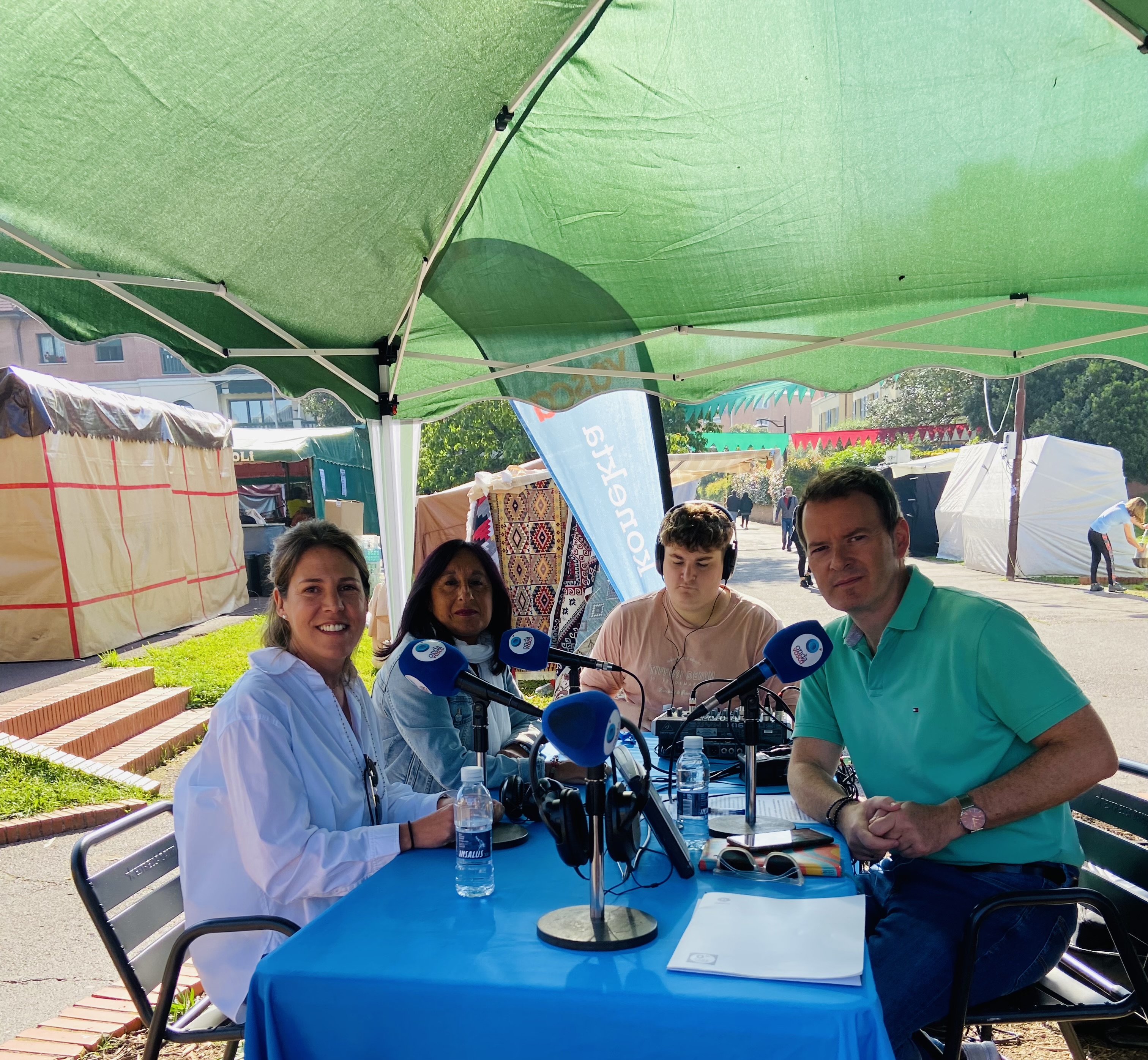La alcaldesa de Bernago, Itziar Aginagalde, junto a la concejal de Cultura, Izaskun Zubiaur.