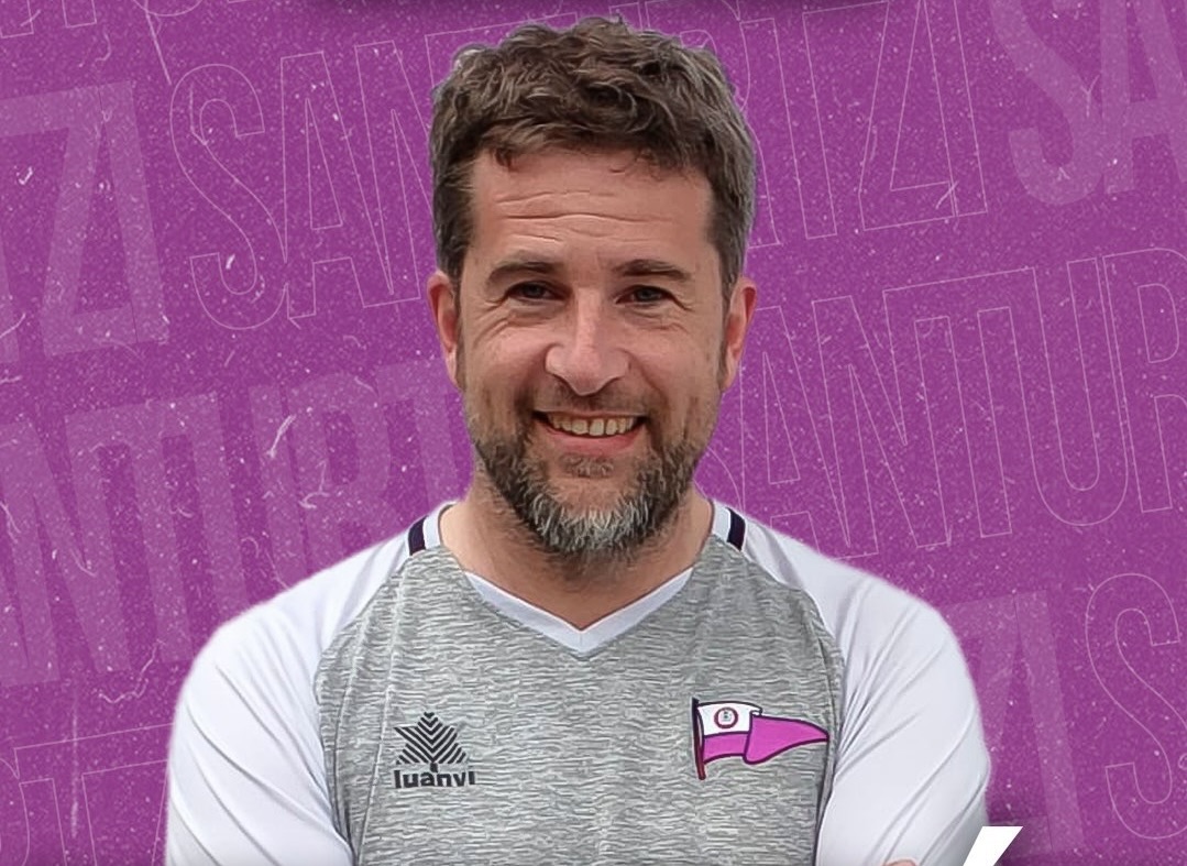 Miguel Romillo posando después de renovar con el Santurtzi. Foto: CD Santurzti K.E