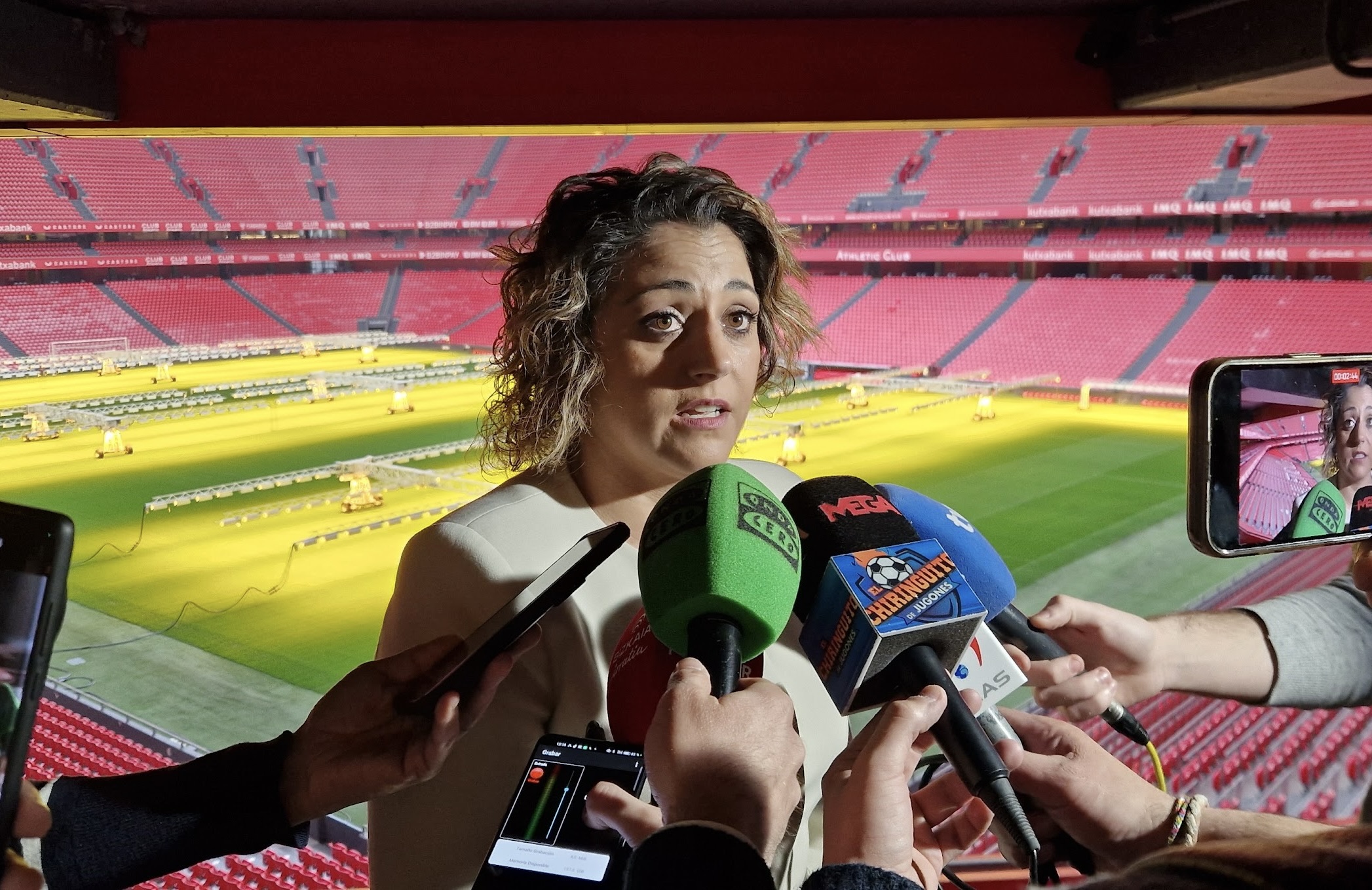 Beatriz Álvarez durante la reunión informativa que ha tenido con los medios de comunicación en San Mamés