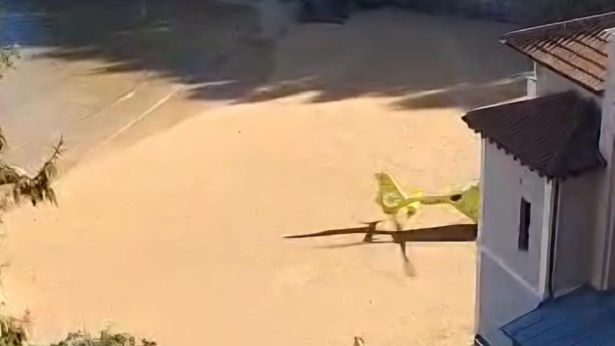 Imagen del ala del helicóptero de Osakidetza en la playa de Mundaka / Cedida a Grupo Noticias