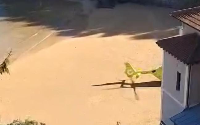 Imagen del ala del helicóptero de Osakidetza en la playa de Mundaka / Cedida a Grupo Noticias